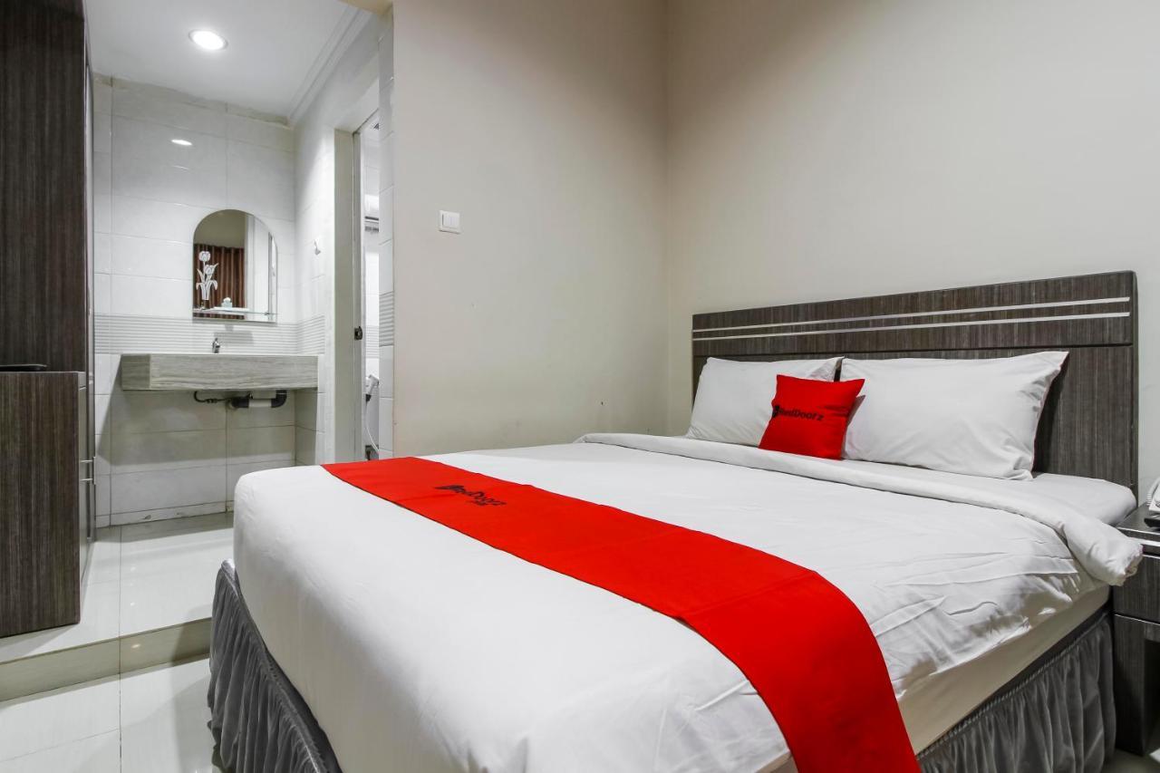 Reddoorz Plus Syariah @ Jalan Sriwijaya Medan Exterior photo